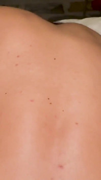 Blond milf i jej najlepsza przyjaciółka Latina uprawiają seks lesbijski przed imprezą!