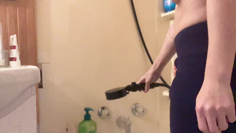 sweethanajapanese: Hana küvette kıllarını yıkıyor küçük memeli çok güzel