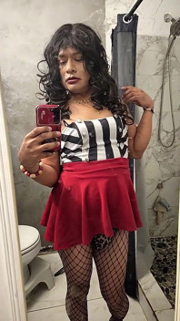 Une Travesti Latina S’amuse Avec Son Jouet