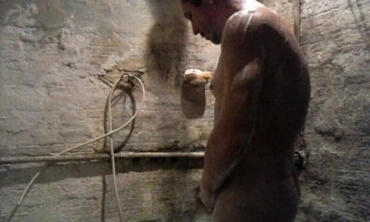 The silent one: Fare la doccia nel bagno infestato dell'azienda