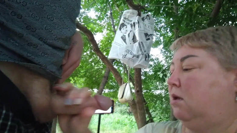 Zona901: Jerking off my cock under the trees after work