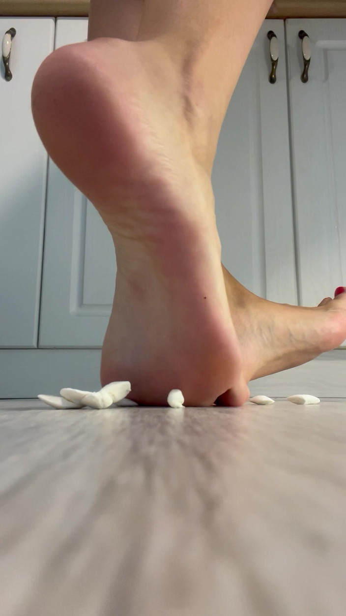 Feet lady: Crush Food