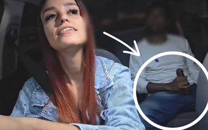 FannySquirting: 乘客在出租车司机后面自慰！