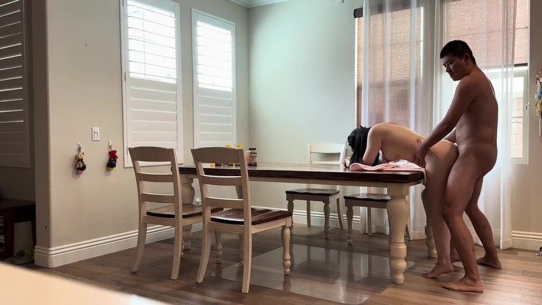 SquishMallow3328: Zdradza żonę przyjaciela na stole w jadalni, gdy jej mąż jest...