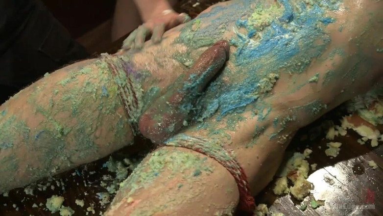 Men on Edge: Отменная вечеринка на день рождения становится грязной вечеринкой, не дотягивающей до оргазма