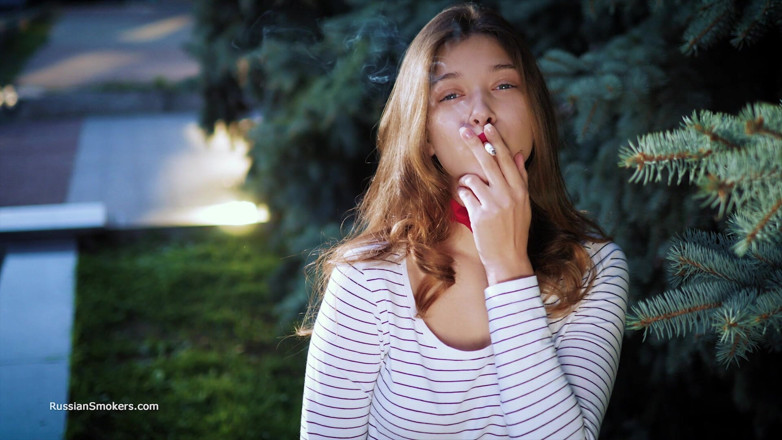 Russian Smokers: 파도에 의해 담배를 피우는 섹시한 러시아 소녀