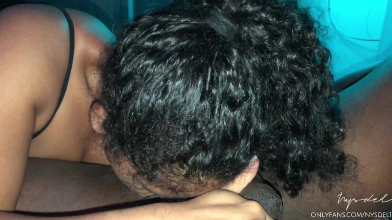 Nysdel: Śliczna brunetka daje swojej najlepszej przyjaciółce pyszne lodzik