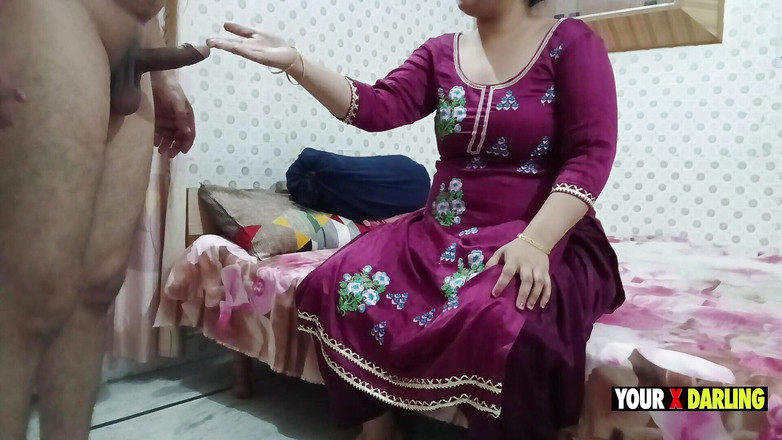 Jony Darling: Une belle-mère masturbe la bite de son beau-fils et lui...