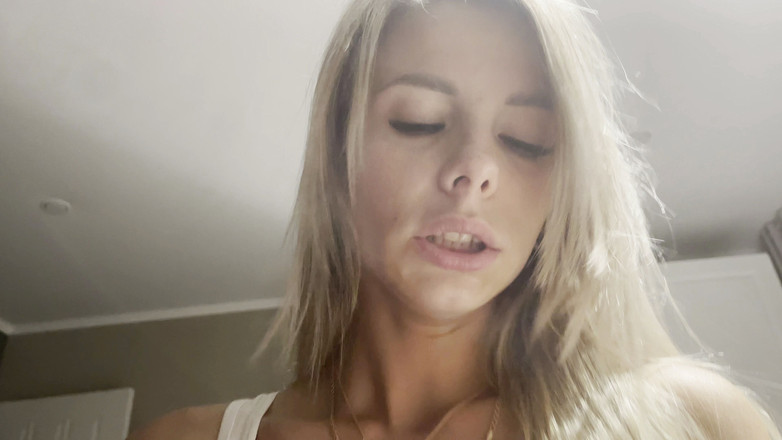 Vik1one: Sexo en primera persona. Rubia tetona chupa y monta mi...