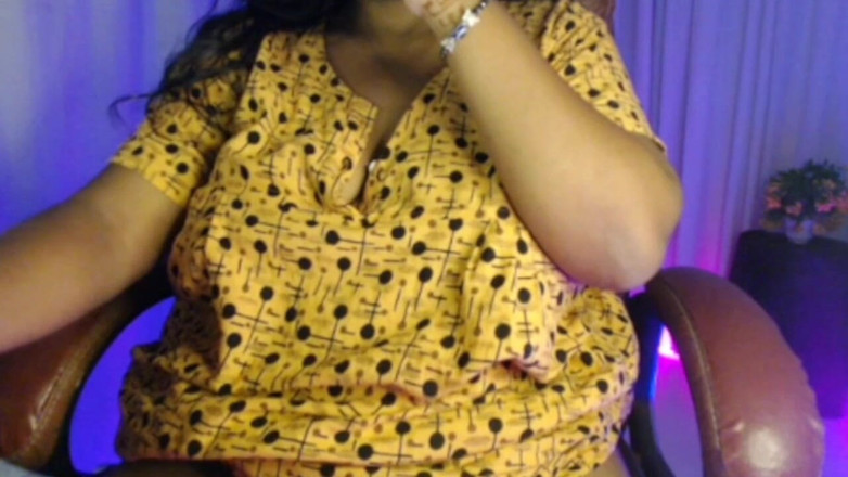 HotGirl21: Hamile bayan göğüsleri ve büyük göbekle oynuyor.