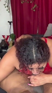 Latina-schlampe gibt scotty einen blowjob