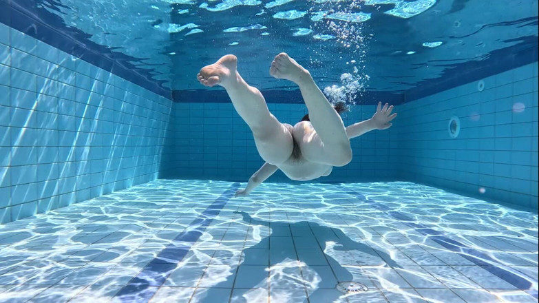 Elena917: Swimming fetish - nackt schwimmen unter wasser