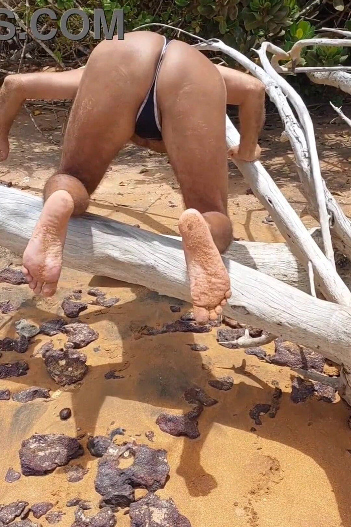 Ladysilvas: Ladysilva समुद्र तट पर पैंटीज में अपनी हॉट गांड में बहुत कामुकता के साथ