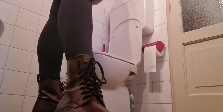 Nicoletta Embassi: Great Piss and Farts in the Bathroom of a Friend