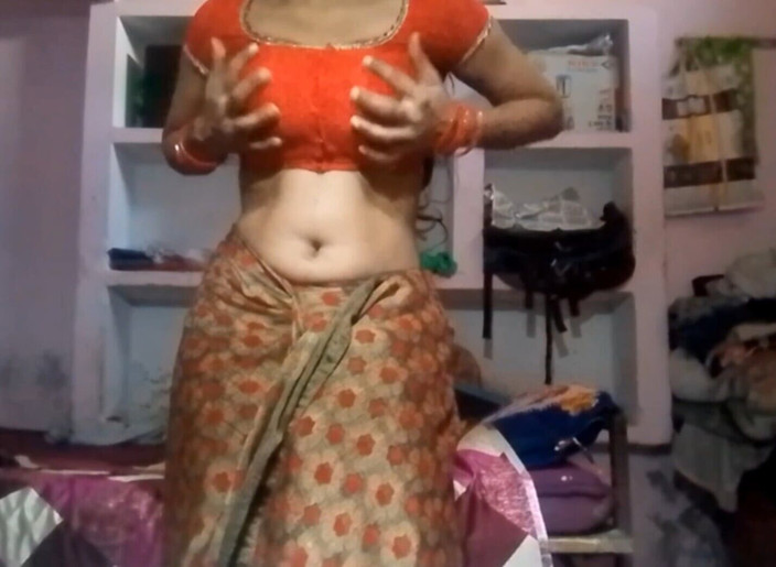 Divaya pussy: Mă simt foarte fierbinte astăzi și sexul meu crește ca glonțul