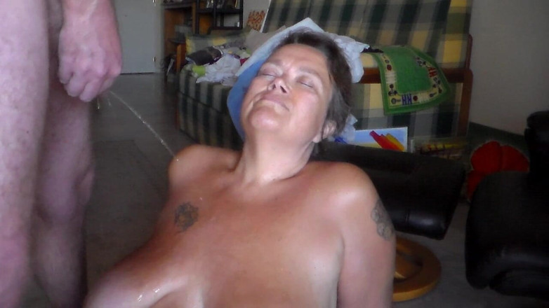 Sex hub couple: Jen's tits is getting a pee shower from John