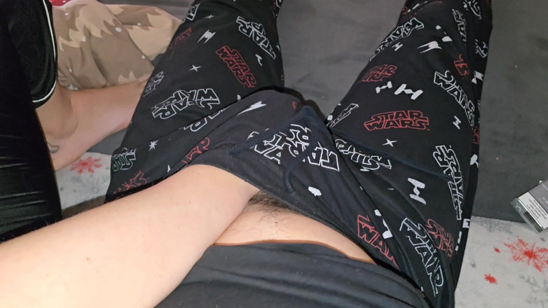 HNC Productions: Meine Frau Gibt Mir Einen Handjob Auf Der Couch, Während...