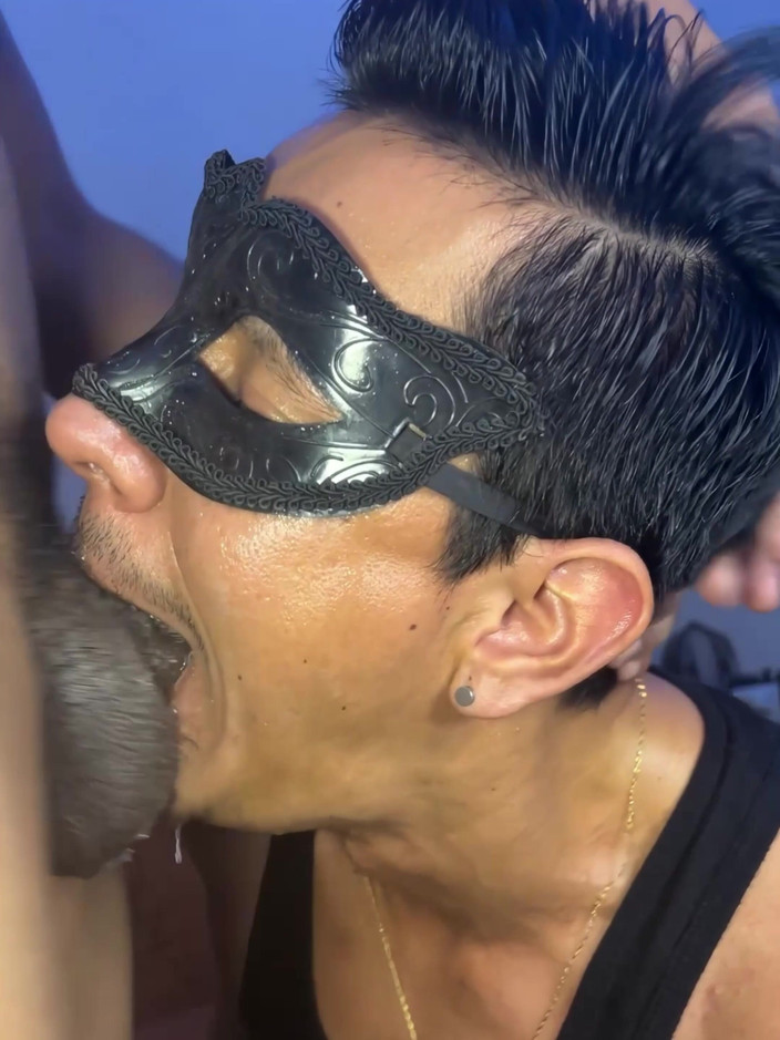 deepthroatec: Îmi fute gura cu penisul lui uriaș neîncetat