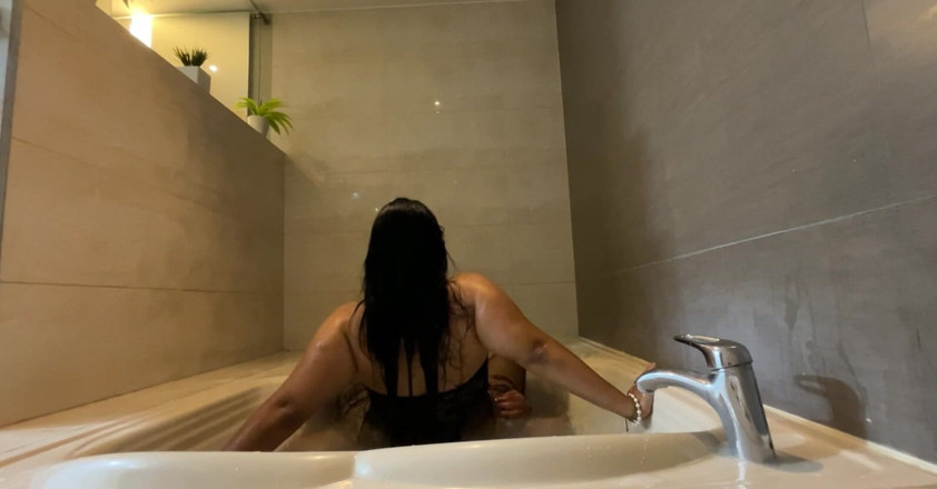 Monozion: Takım elbiseli Büyük Kıç, Sevgilisini Ev Yapımı Küvette Oturtuyor