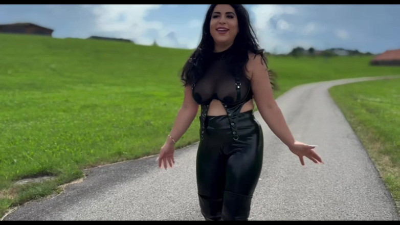 LadyAyse5: 歌词大意： 你可以舔我走的地面