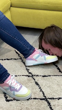 Limpiador de zapatos humanos - ¡Tiene que lamer los pies que le destruirán! - Dave Moon - Jennifer - Bbusting (lamiendo)