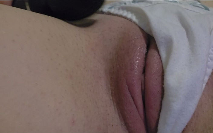 Ana Liz: Geile MILF Genießt Vibrator Durch Höschen...