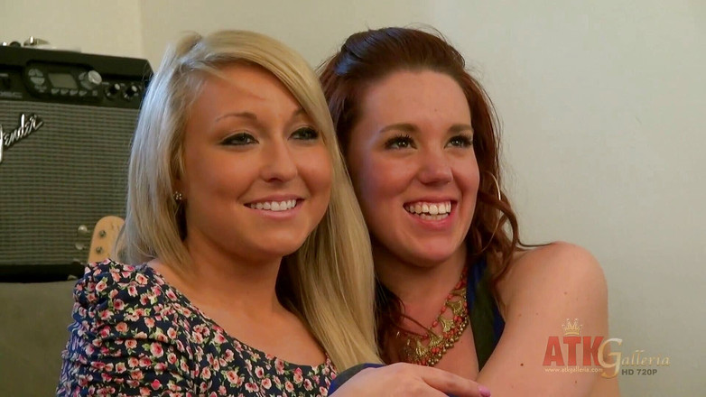 ATK Girls: Vallerie和Lizzie摆姿势拍照