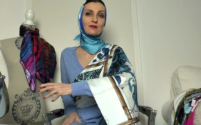 Lady Victoria Valente: Cashmere Sweaters dan Silk Scarves menggayakan