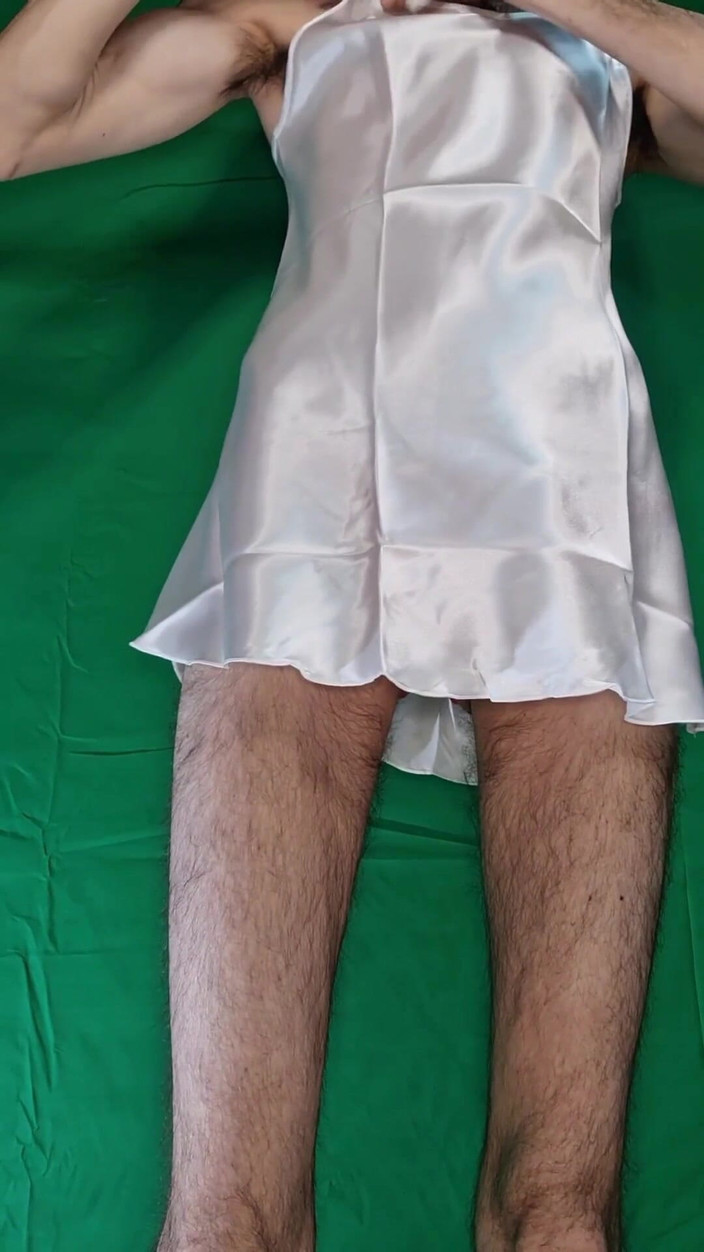 HeIsSooThin: ナイトガウンと赤いレースパンティ