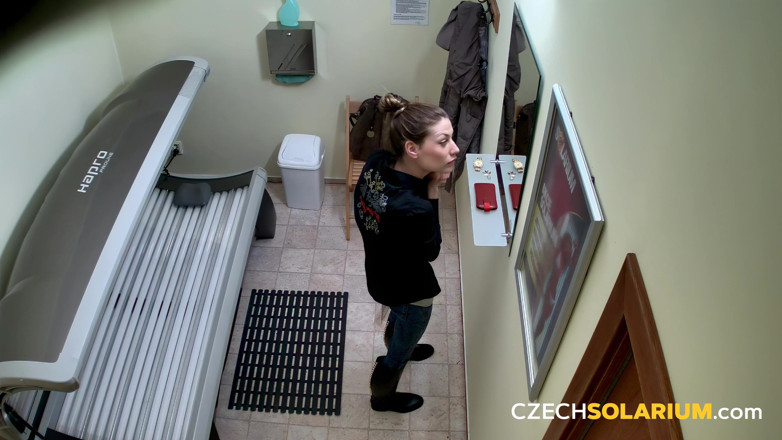 Czech Solarium: Czech Solarium 44: Szczupła młoda kobieta pokazuje się nago w solarium