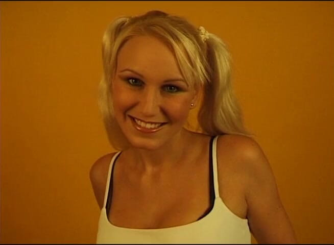 Flash Model Amateurs: Blonde girl shows her hot body for the camera