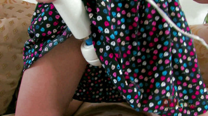 Classic ATKIngdom: Маленька блондинка любить дражнити свою піхву вібратором