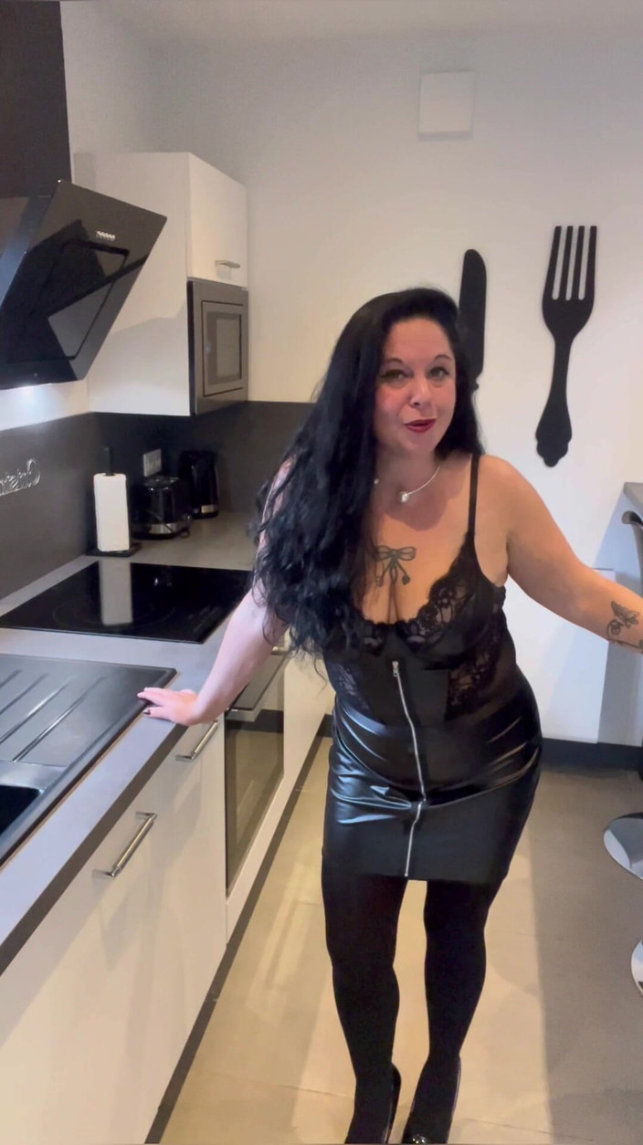 Maitresse Clara: JOI, bucură-te în șosetele tale