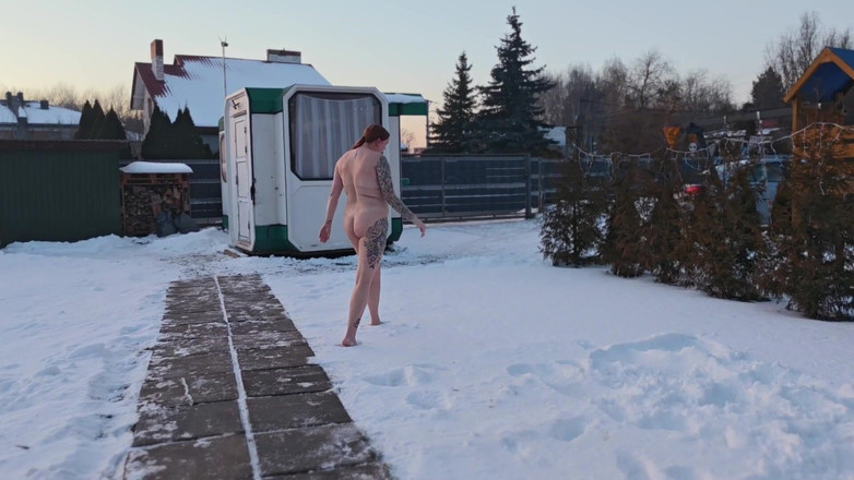 Bastet: Femdom. Dua wanita bertetek besar kencing bogel dalam salji, kemudian...