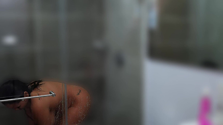 GIULIANA_BIG: Брюнетка з великими грудьми торкається у ванні після фізкультури