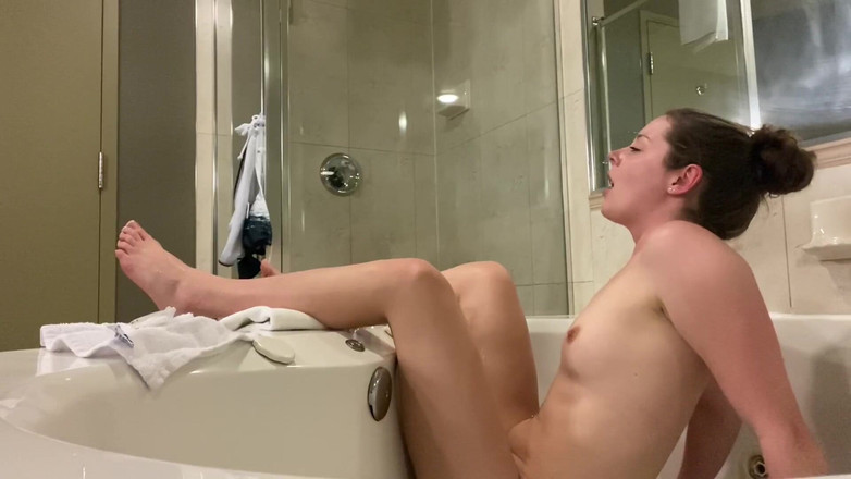 Nadia Foxx: होटल बाथटब/जकूज़ी पानी के दबाव का चरमसुख (चीखना!)