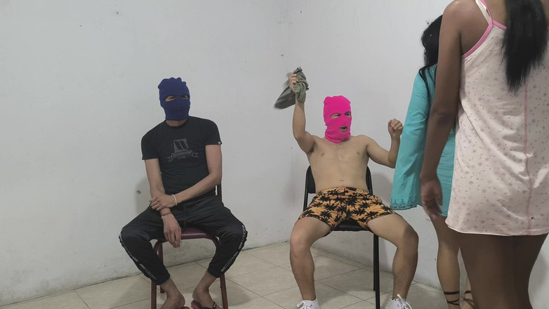 NEGRITA SEXY: Kami lagi asik pesta bareng teman gayku!! Sahabatku menggodanya dengan...