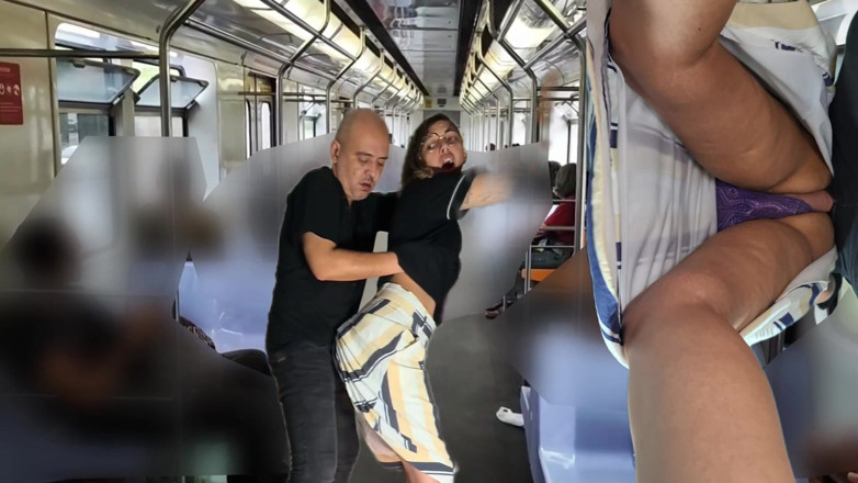 Victor SweetCoupleStories: Viaggiare in treno è sempre più difficile.