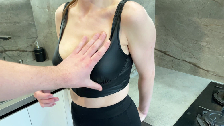 ArinaMills: 継息子が父がいない間に義理の母と堂々と関係を持った - ロシアの素人会話