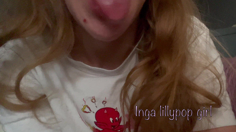 Inga lillypop girl: लड़की खुद को जोर से उंगलियां देती है