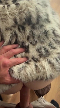 Nadržená MILFka v luxusním sněhově leopardím kožichu tvrdě ošukaná! Kožich fetiš sex