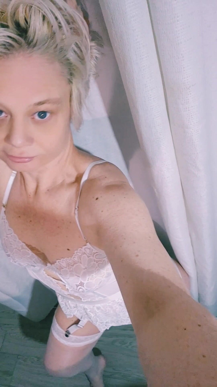 Sofy13: In weißen und sexy dessous