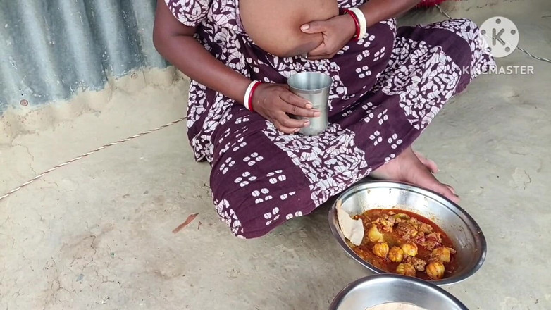 Chmeli1: Une bhabhi desi a fait un roti avec un poulet...