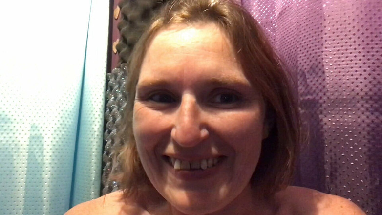 MistressWriggler: Rachel Wiggler protahuje své pecs jako video odpověď na otázku,...