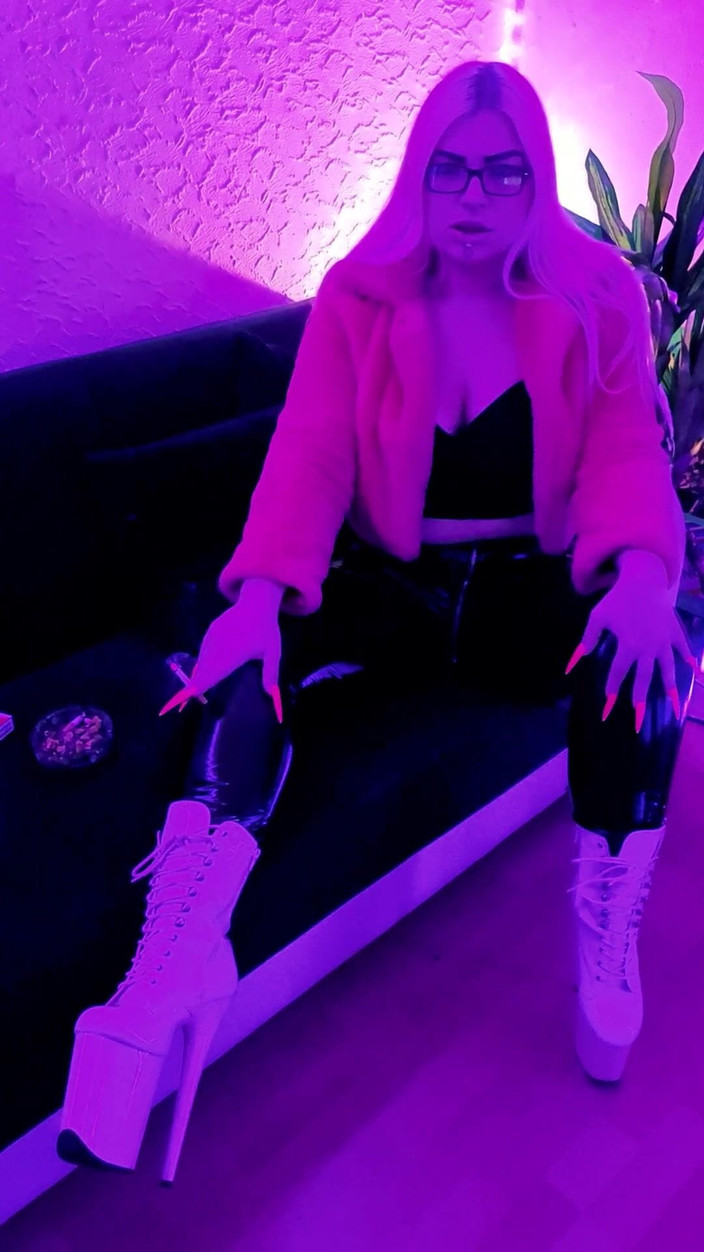 Mariella Sun: 穿着毛皮和乳胶服的吸烟娃娃