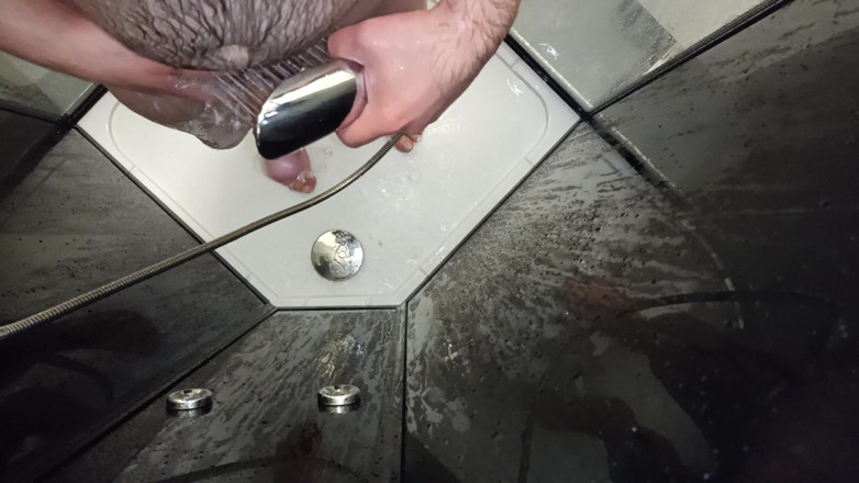 Uhri: Hotel shower hairy guy