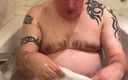 Uktattooedchub: Großer molliger typ in der badewanne