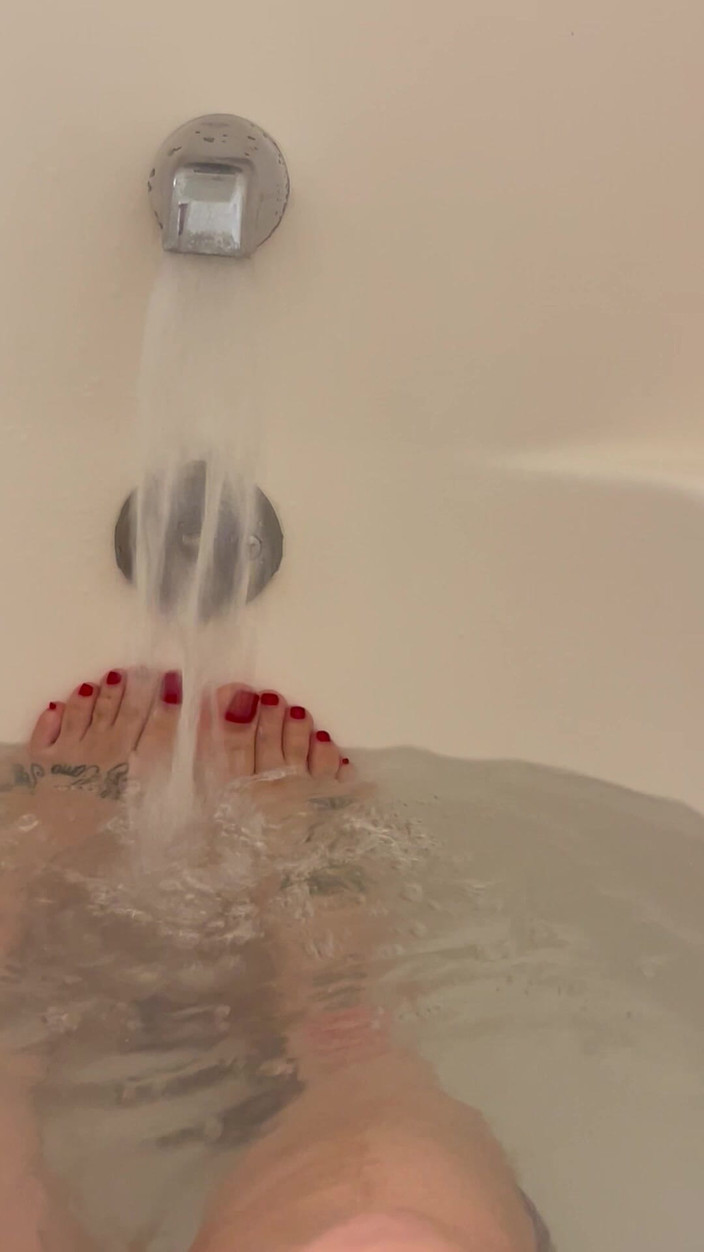 CherryBombBomb: Giocare nell'acqua con i miei piedi