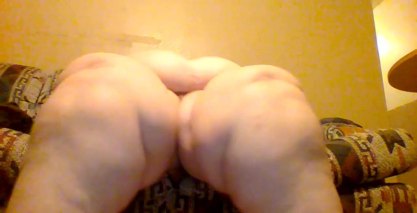 Kitty Delgato: Arkama uzanıp onunla oynarken ve salladıkça şu büyük göbeğine bak