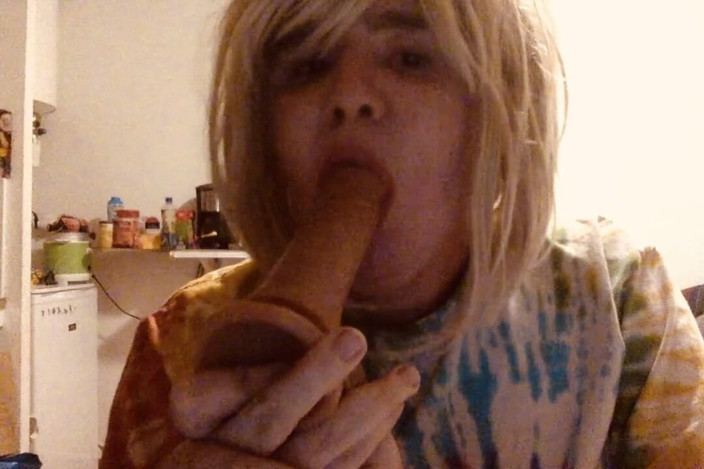 BifloXXX: BifloXXX crossdresser sucks and deepthroat dildo